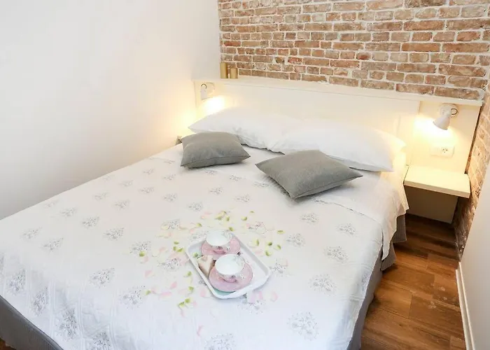 Monfrina 1, Luxury Old Town Near