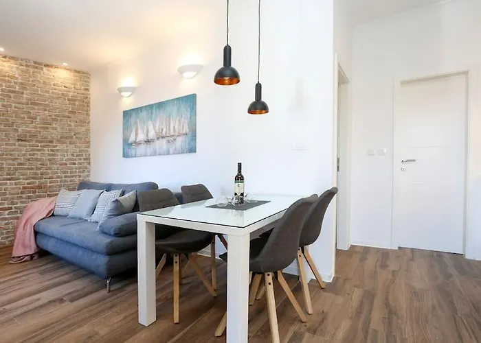 Monfrina 1, Luxury Old Town Near