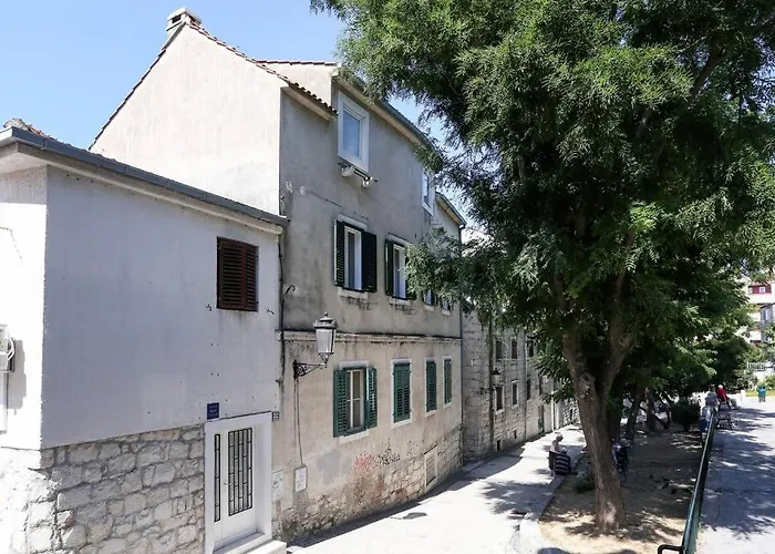 Monfrina 1, Luxury Old Town Near *