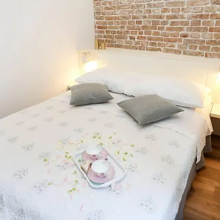 Monfrina 1, Luxury Old Town Near